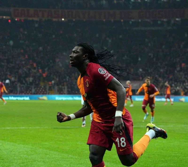 Galatasaray’da Gomis sorunu tatlıya bağlandı
