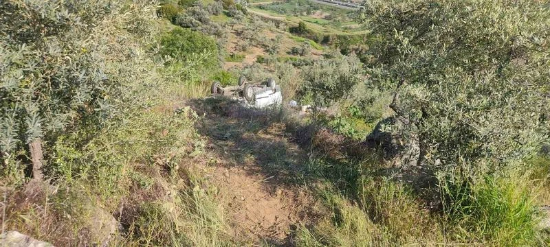 Otomobil yoldan çıkarak ters döndü: 3 yaralı
