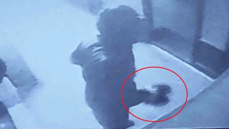 Namaz vakti camiye giren hırsız cemaatin ayakkabı ve şemsiyelerini böyle çaldı
