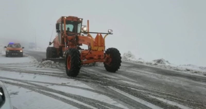 3 bin rakımlı Karabet Geçidi’nde kar etkili oluyor
