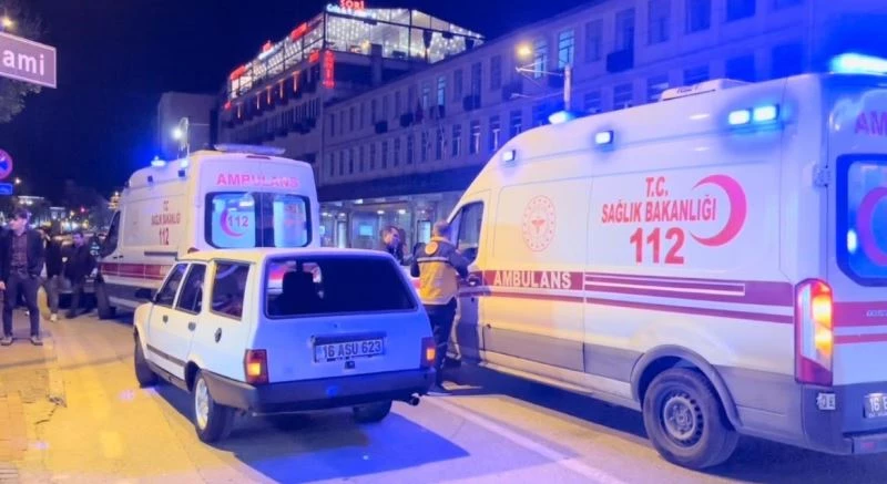 (Özel) Bursa’da yolun karşısına geçen aileye otomobilin çarptığı anlar kamerada
