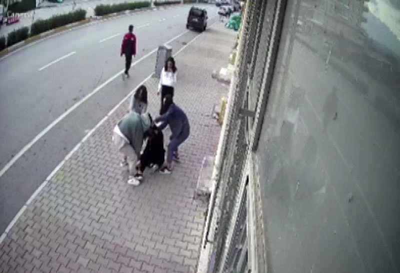 Kızların tekme tokat kavgası güvenlik kamerasına yansıdı
