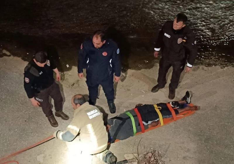 Bursa’da hırsızlık suçundan aranan şahıs, bekçilerden kaçarken dereye atladı
