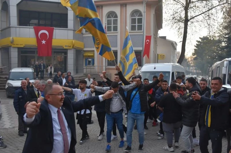 Şampiyon Söğütspor davulla zurnayla karşılandı
