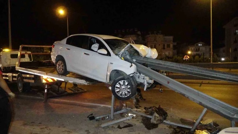 Manavgat’ta alkollü sürücünün kullandığı otomobil bariyere ok gibi saplandı: 1 yaralı
