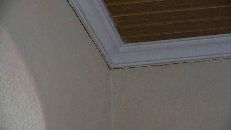 Sallanan istinat duvarı evleri tehdit ediyor
