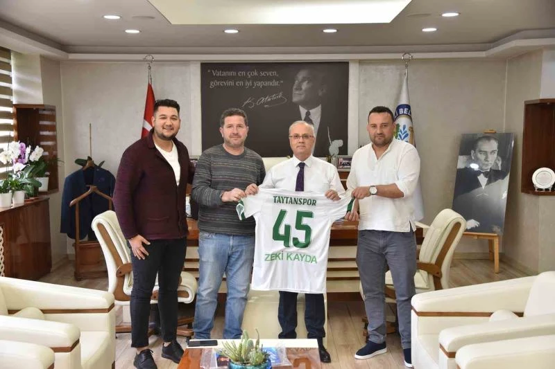 Başkan Kayda’ya forma hediye ettiler
