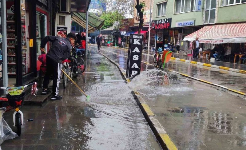 Iğdır’da vatandaşlar yağmura hazırlıksız yakalandı
