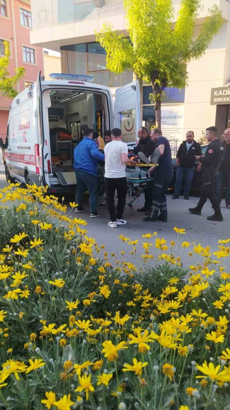 Aracın açılan kapısına çarpan bisikletli yaralandı
