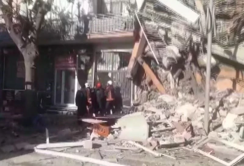 Malatya Küçük Mustafa Paşa Mahallesi Zapçıoğlu Caddesi ağır hasarlı bir bina çöktü. Binanın çökmesinin ardından olay yerine çok sayıda ekip sevk edilirken, enkaz altında birilerinin kalma ihtimaline karşı arama kurtarma çalışması başlatıldığı öğrenildi.
