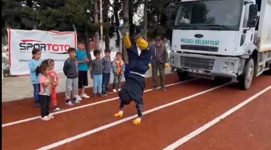 Temizlik ekibi mola verdi, çocukları eğlendirdi