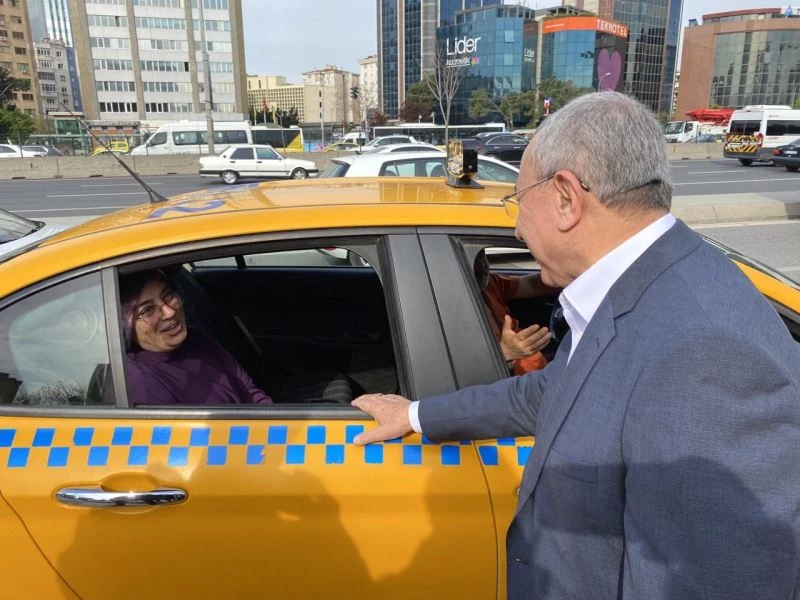 Milletvekili adayları sabah işe giden vatandaşlara kahvaltı ikramında bulundu
