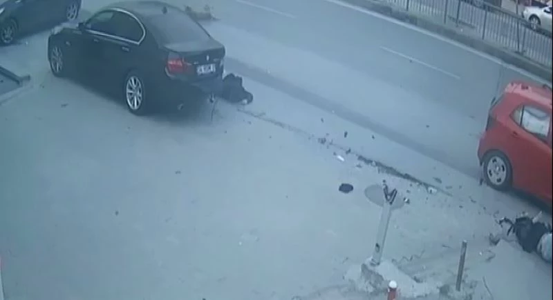 Köpeğe çarpmamak için manevra yaptı, işe gitmek için bekleyen vatandaşlara çarptı: 1 ölü, 2 yaralı
