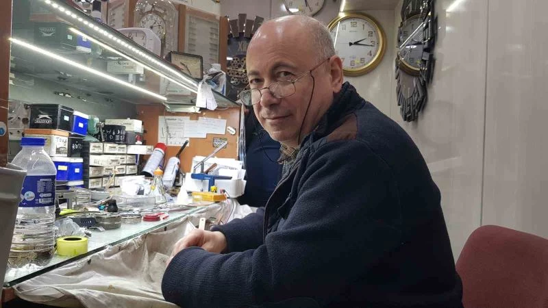 Babasının isteğiyle başladığı meslekte 48 yıldır saatlere ayar veriyor
