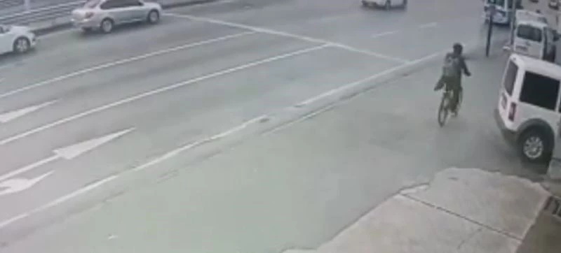 Bursa’da yolun karşısına geçen bisikletli adama otomobil böyle çarptı
