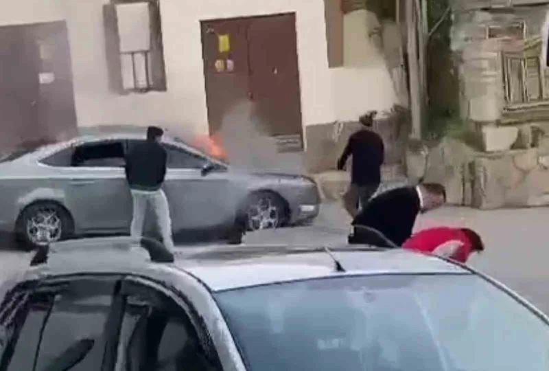 Otomobil alev aldı, esnafın müdahalesiyle yangın söndürüldü
