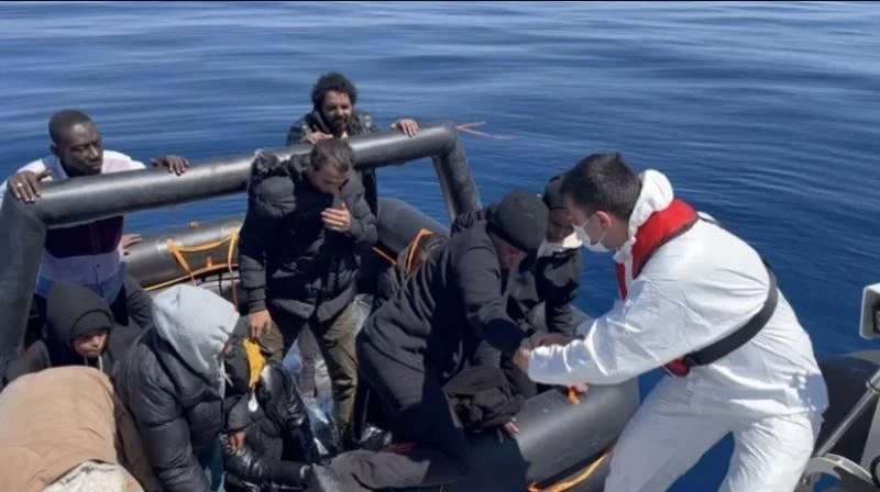 Yunan unsurlarınca ölüme terk edilen 18 kaçak göçmen kurtarıldı
