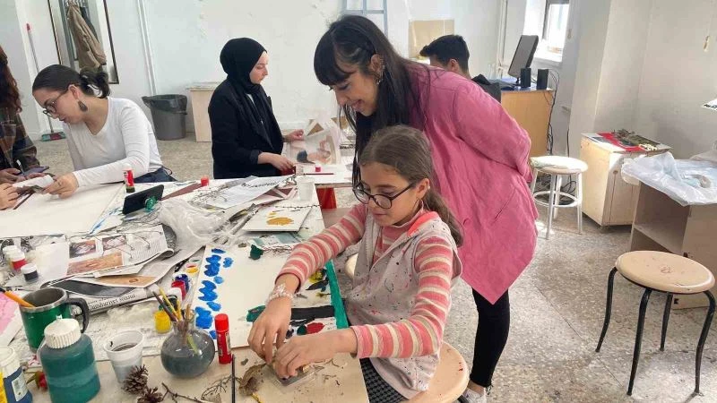 Depremin izlerini çizdikleri resimlerle silen öğrencilerin eserleri sanatseverlerle buluşacak
