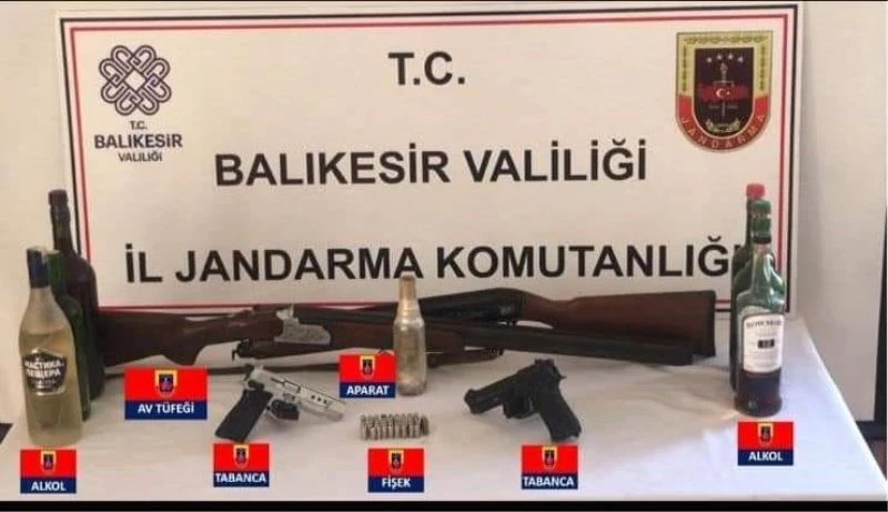 Erdek’te jandarmadan 3 eve eş zamanlı baskın
