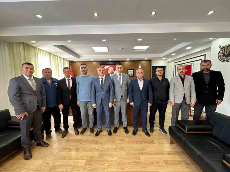 Başkan yardımcıları saldırıya uğrayan veterineri ziyaret etti
