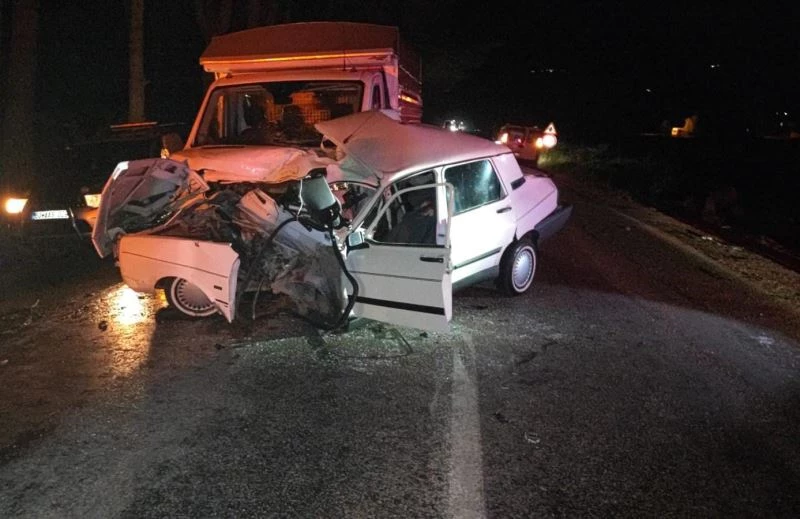 Tokat’ta otomobille kamyonet çarpıştı: 2 yaralı
