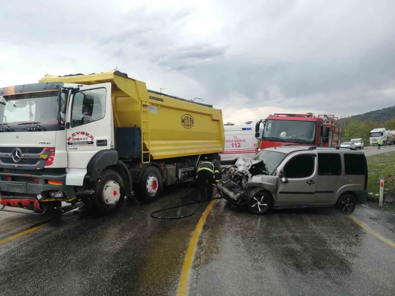 Tokat’ta hafif ticari araçla kamyon çarpıştı: 7 yaralı
