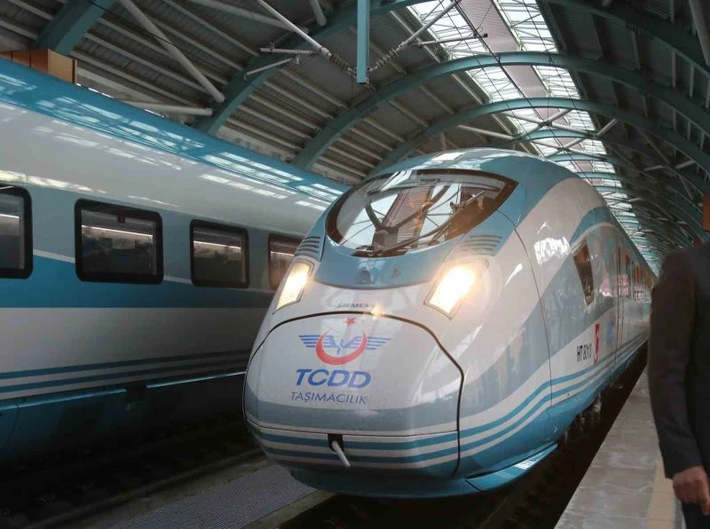 İlk seferine çıkan Yüksek Hızlı Tren Sivas’a ulaştı
