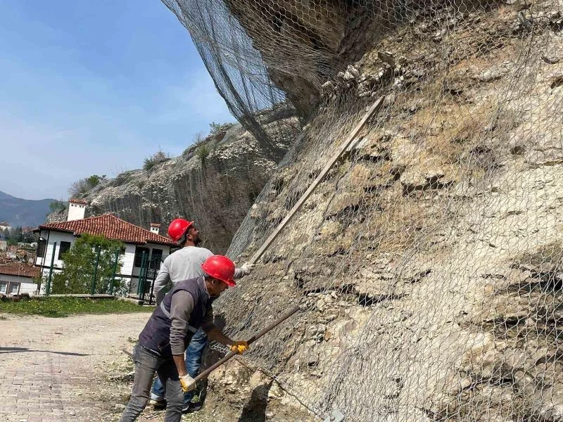 Safranbolu’da kayalıklarda önlem alındı
