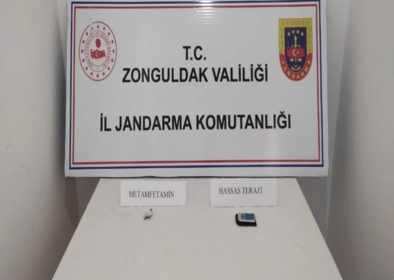 Jandarmanın durdurduğu şüphelilerden uyuşturucu çıktı
