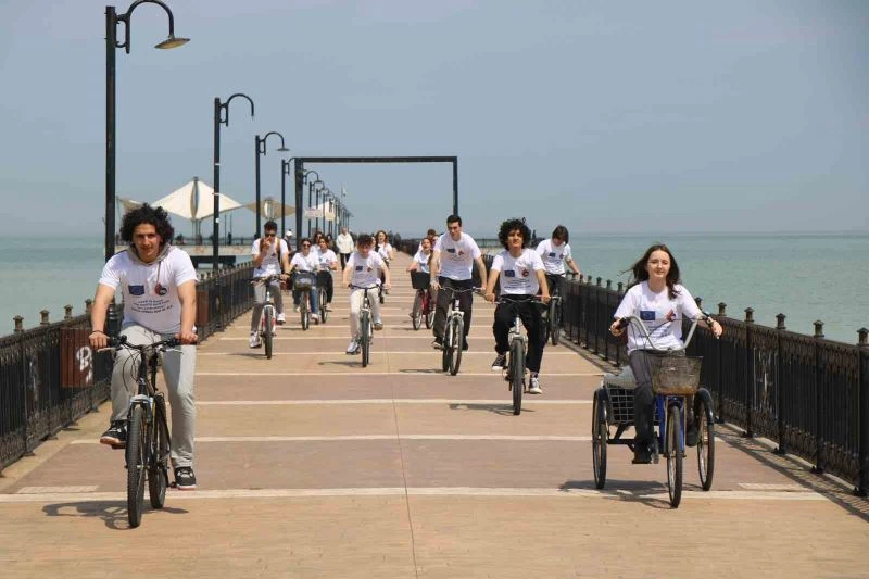 Romanyalı öğrenciler ile Türk öğrenciler, dünya mirası için el ele pedal çevirdi
