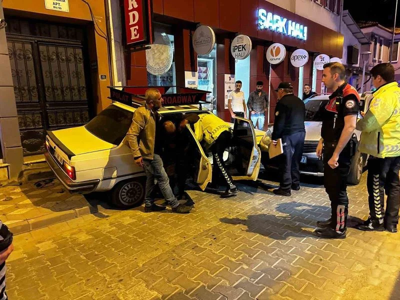 Yaralıları hastaneye götürürken kandan etkilenerek fenalaştı, kendi de kaza yaptı
