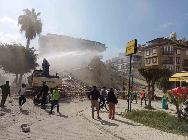 Alanya’da yıkım sırasında bina çöktü, yürekler ağza geldi
