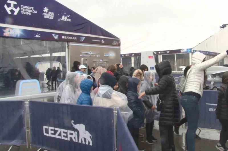 Yağmura rağmen vatandaşlar TEKNOFEST’e akın etti
