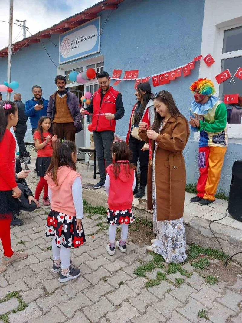 Kars’ta köy okulunda renkli 23 Nisan kutlaması
