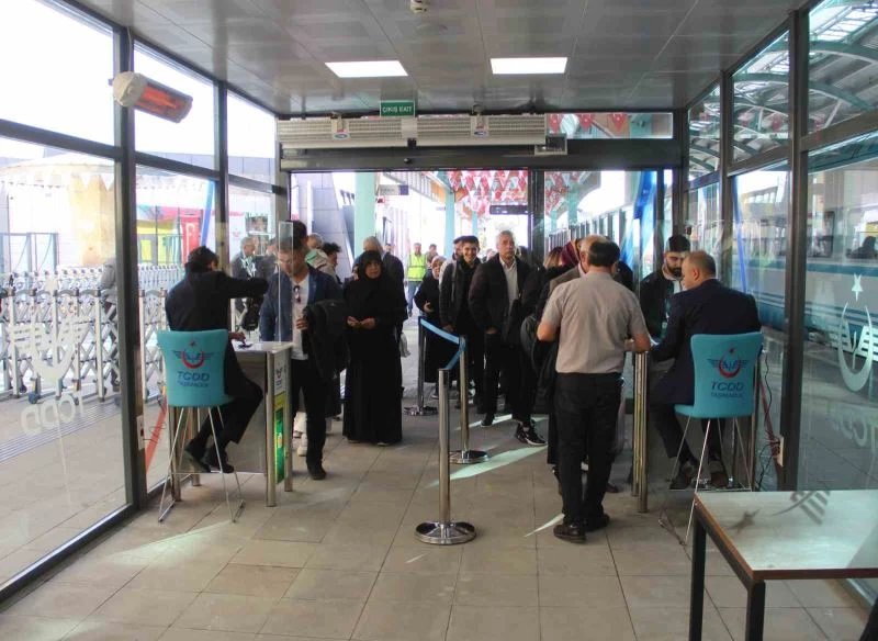 YHT ilk sivil seferine tam kapasite çıktı
