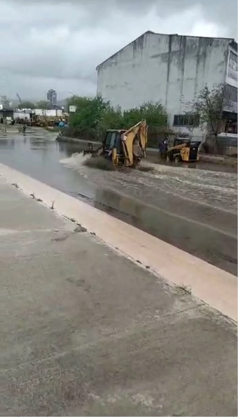 Ankara’da sağanak sonrası sokaklar göle döndü
