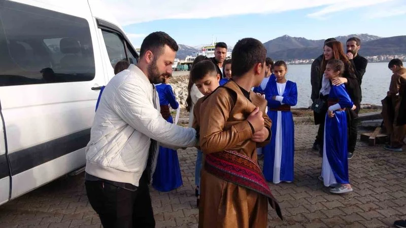 Hakkarili minikler ilk kez feribota binip Van Gölü kıyısında halay çekti
