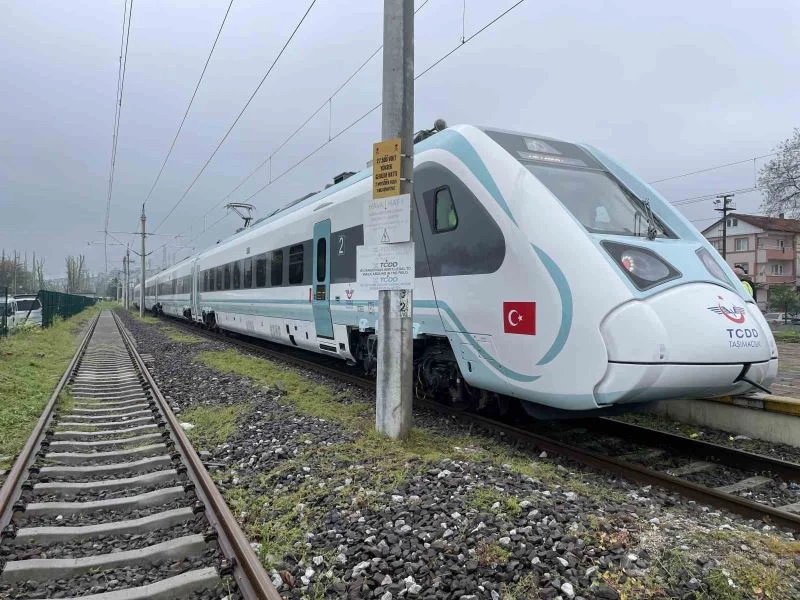 Milli elektrikli tren, TCDD’ye teslim edilip Sakarya Garı’na hareket etti
