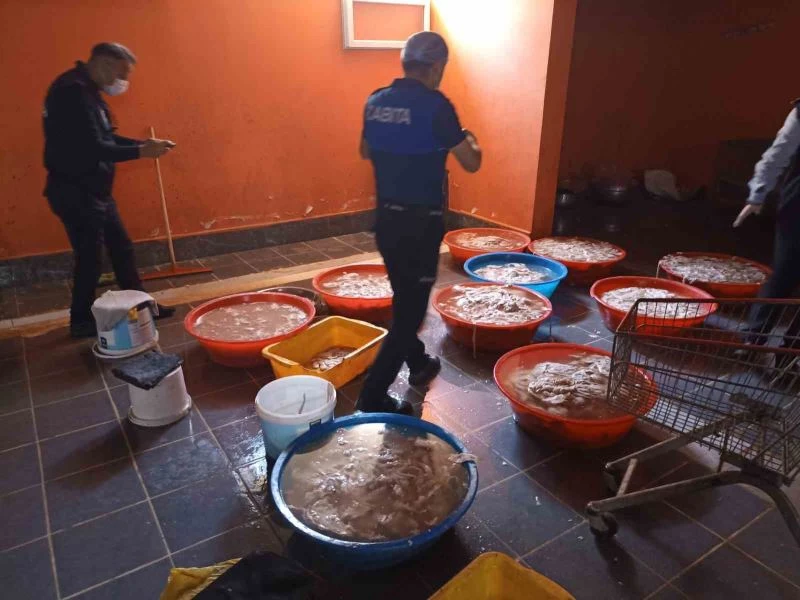 Mersin’de sağlıksız şartlarda muhafaza edilen 310 kilo sakatat imha edildi
