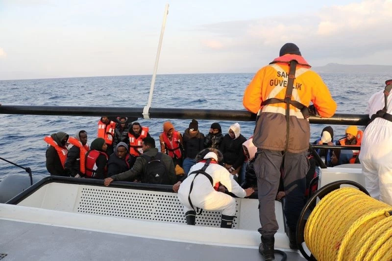 Yunan unsurlarınca ölüme terk edilen 50 kaçak göçmen kurtarıldı
