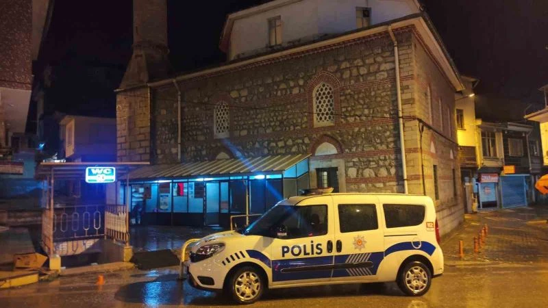 Camideki vatandaşların ayakkabılarını çalan şahıs çöp kutusuna atmış
