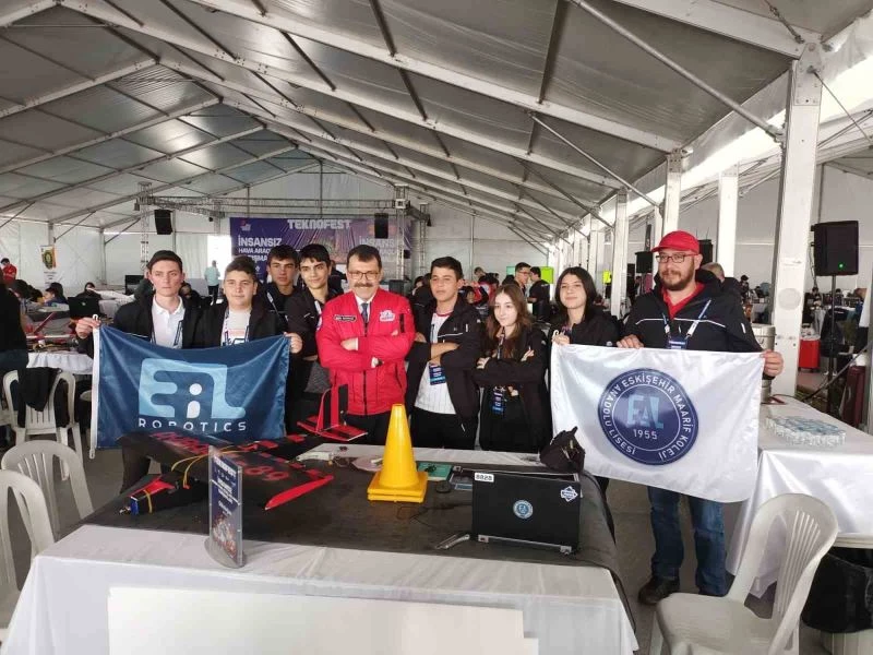 Eskişehirli liseli öğrenciler TEKNOFEST Türkiye Finallerine kaldı
