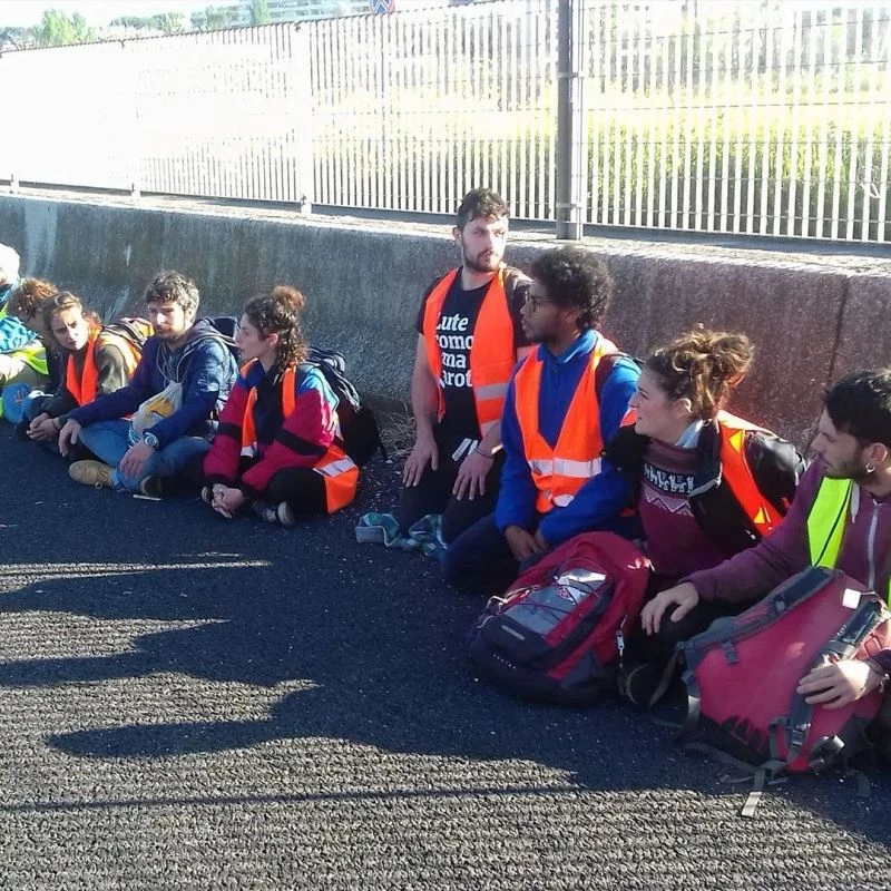 İtalya’da iklim aktivistleri yolu kapattı, uzun araç kuyrukları oluştu
