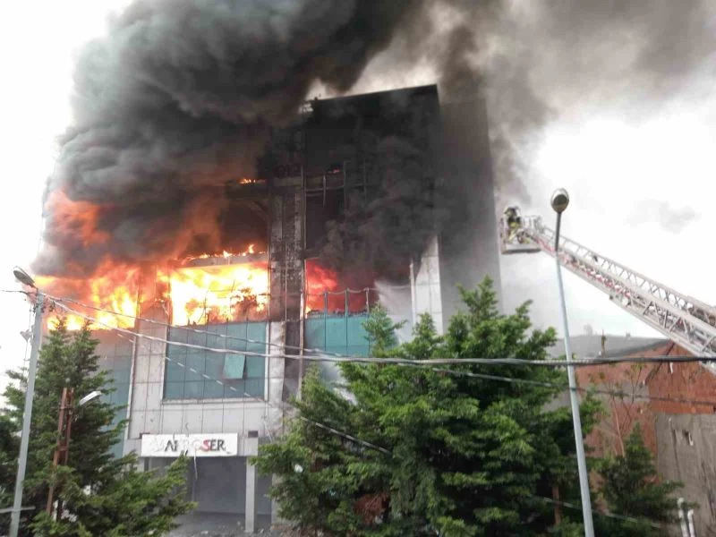 Küçükçekmece’de Akit Medya grubunun içerisinde bulunduğu 11 katlı binadaki yangın devam ediyor
