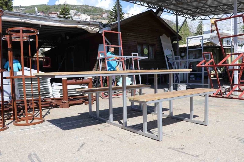 Alanya Belediyesi’nden, park ve mesire alanlarına engelli bireyler için özel piknik masası
