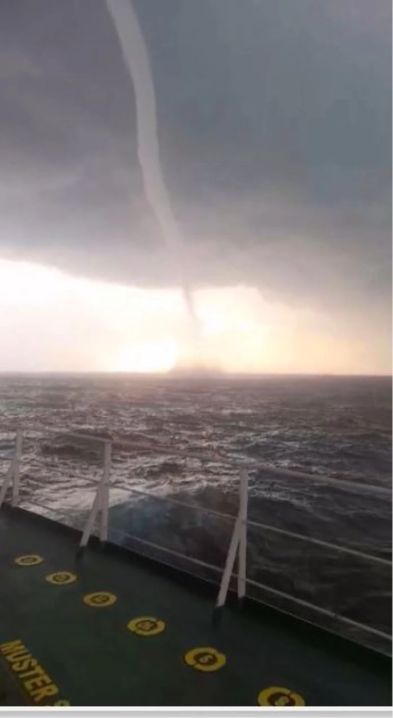 Antalya’da denizde oluşan dev hortum tanker gemisinden görüntülendi
