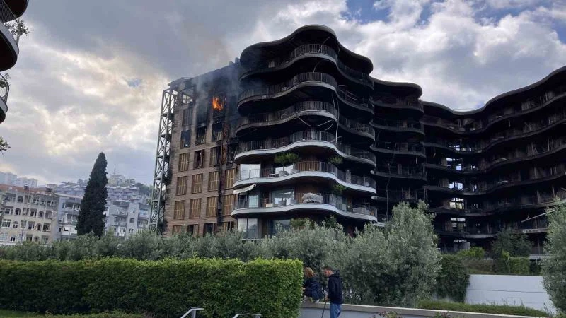 İzmir’de 8 katlı sitede yeniden yükselen alevler paniğe neden oldu
