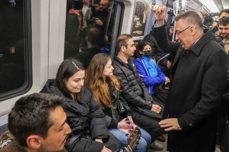 Cumhurbaşkanı Yardımcısı Oktay, Ankara metrosunda vatandaşlarla sohbet etti
