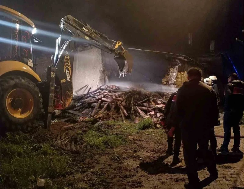 Ahırlı’da ev yangını
