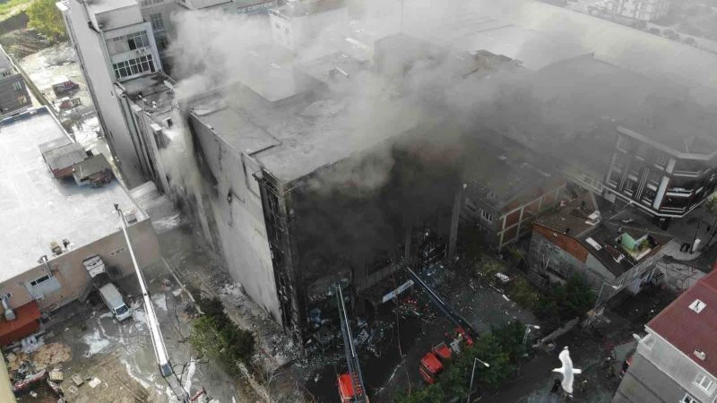 Akit Medya Grubu’nun içinde bulunduğu binada çıkan yangını söndürme çalışmaları sürüyor

